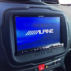 Perfect Fit Premium Alpine per Jeep Renegade con monitor 8’’